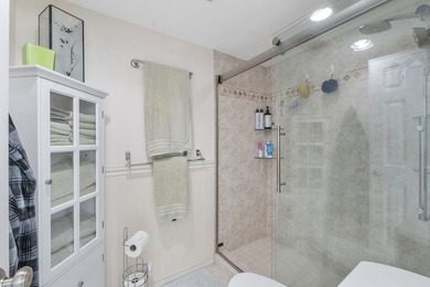 LOVELY 1ST FLOOR UNIT WITH MODERN KITCHEN AND BATHS. 2019 A/C - photo 18