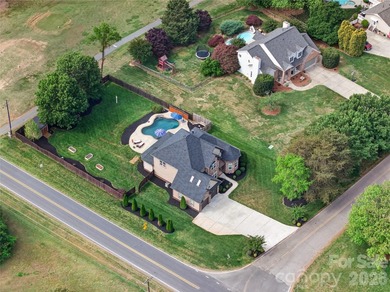 Price improvement on this gorgeous home!! Welcome to 103 Webbed - photo 9
