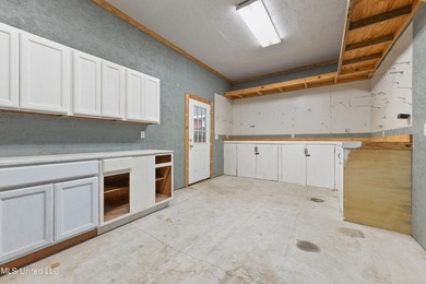 Welcome to this charming home, perfectly situated on a corner - photo 26