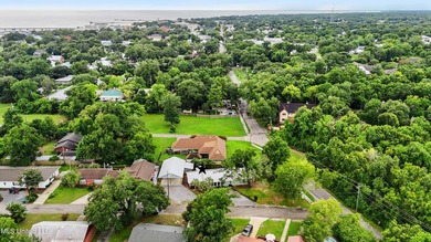 Welcome to this charming home, perfectly situated on a corner - photo 27