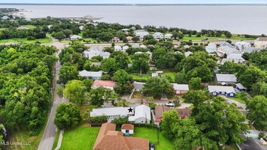 Welcome to this charming home, perfectly situated on a corner - photo 31