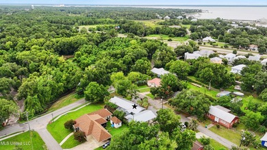 Welcome to this charming home, perfectly situated on a corner - photo 32