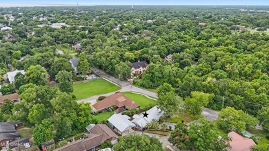 Welcome to this charming home, perfectly situated on a corner - photo 34