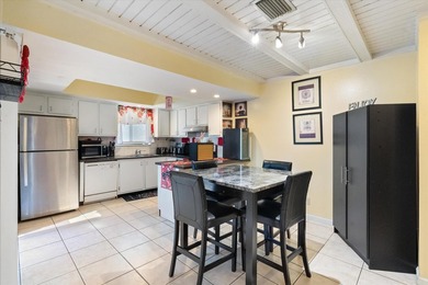 2BR/2BA corner townhouse with a 2024 new roof and hurricane - photo 1