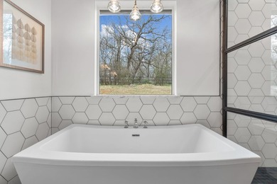 First time to market, this custom estate built by Kenneth Graham - photo 17