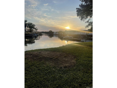 Experience luxury lakefront living on Lake Hamilton in Hot - photo 33