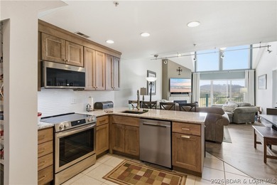 Top-floor condo with soaring vaulted ceilings and dramatic - photo 14