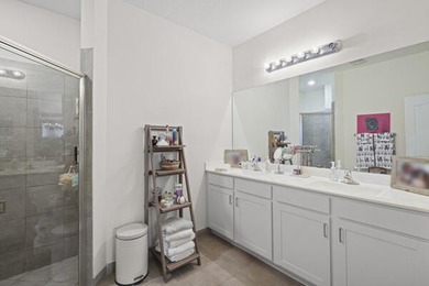Welcome to this inviting 3-bedroom, 2-bathroom single-story home - photo 16