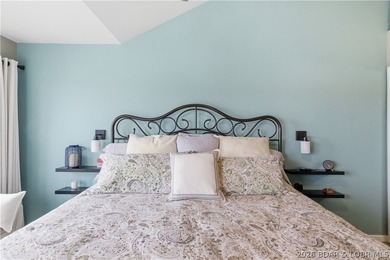 Top-floor condo with soaring vaulted ceilings and dramatic - photo 25