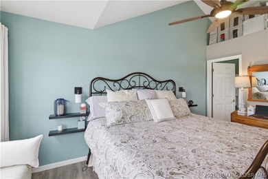 Top-floor condo with soaring vaulted ceilings and dramatic - photo 26