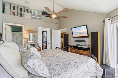 Top-floor condo with soaring vaulted ceilings and dramatic - photo 27