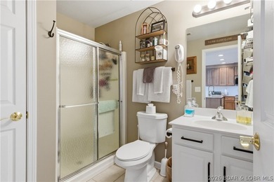 Top-floor condo with soaring vaulted ceilings and dramatic - photo 31