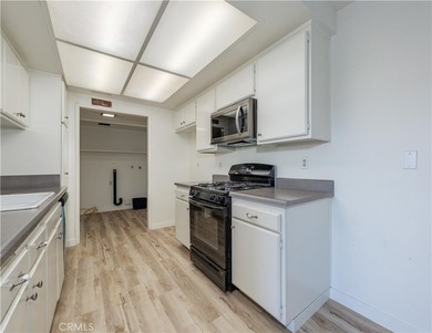 Welcome to this delightful 2-bedroom, 2-bathroom home, gated and - photo 4