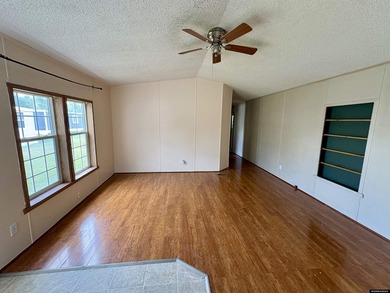 Welcome to this spacious 3-bedroom, 2-bathroom manufactured home - photo 5