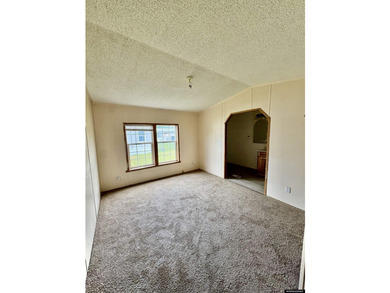 Welcome to this spacious 3-bedroom, 2-bathroom manufactured home - photo 6