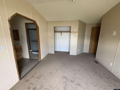 Welcome to this spacious 3-bedroom, 2-bathroom manufactured home - photo 7