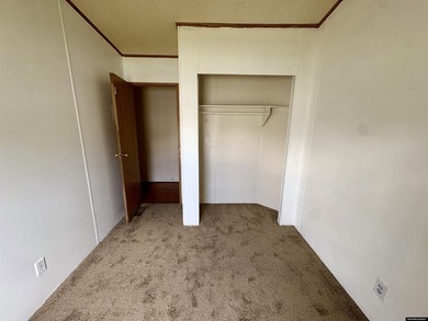 Welcome to this spacious 3-bedroom, 2-bathroom manufactured home - photo 10