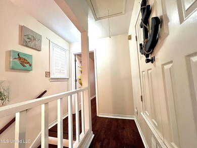 Beautiful Golf Course Retreat! This updated end-unit townhome - photo 16