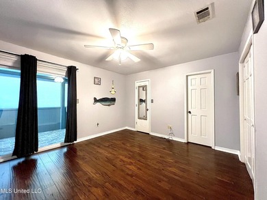 Beautiful Golf Course Retreat! This updated end-unit townhome - photo 17