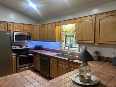 Discover this move-in-ready 3-bedroom, 2-bathroom single-family - photo 10