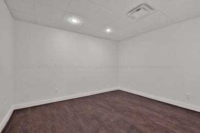 6 bed/4.5 bath newly renovated home in the exclusive, gated Blue - photo 24
