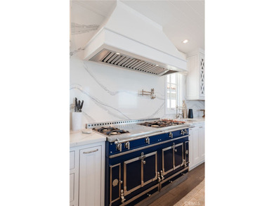 Perfectly positioned on an exclusive double-lot walk street in - photo 33