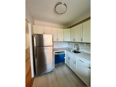 Welcome to Windsor North Co-ops on the Hudson! This spacious and