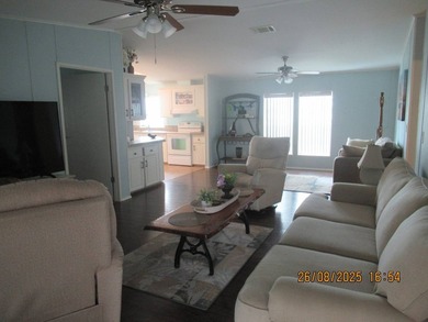 A beautiful 2005 Jacobson manufacturer home 2 bedrooms and 2 - photo 10