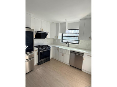 Spacious 2-bedroom, 1-bath garden-style co-op located on the - photo 5