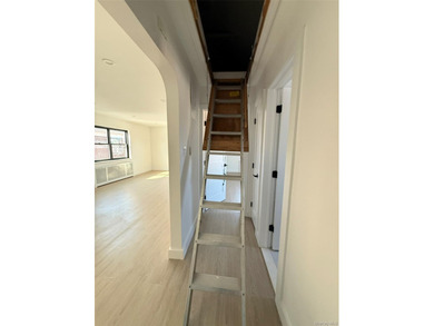 Spacious 2-bedroom, 1-bath garden-style co-op located on the - photo 7