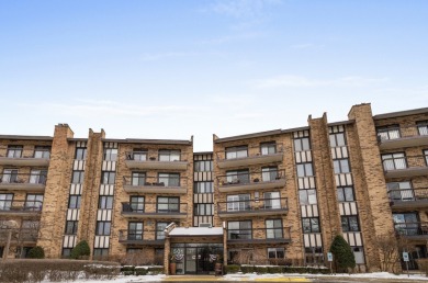 Lake Condo For Sale in Willowbrook, Illinois