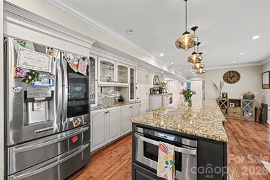 THE ULTIMATE RESORT-STYLE ENTERTAINER'S DREAM on Lake Hickory! - photo 14