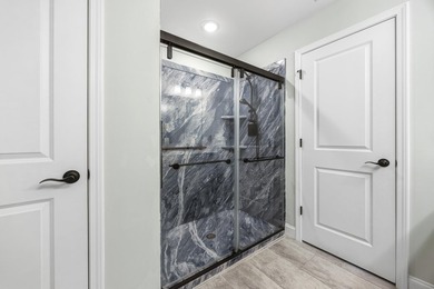 THIS WONDERFUL 4B/3B HOME SITS ON A CUL DE SAC LOT OVERLOOKING - photo 28