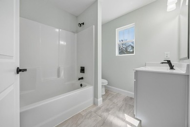 THIS WONDERFUL 4B/3B HOME SITS ON A CUL DE SAC LOT OVERLOOKING - photo 36