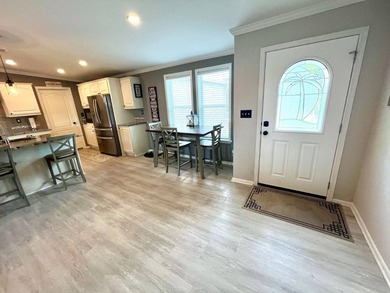 Spacious and very well-maintained, this 3 bedroom, 2 bathroom - photo 5