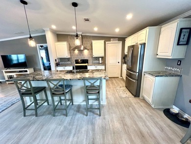 Spacious and very well-maintained, this 3 bedroom, 2 bathroom - photo 7
