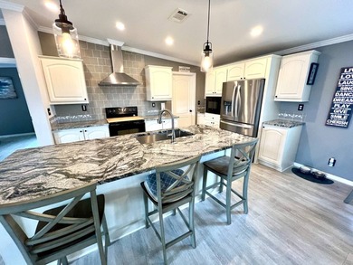 Spacious and very well-maintained, this 3 bedroom, 2 bathroom - photo 9