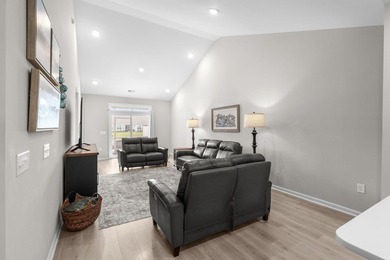 Spacious Garden Home with a private garage and a back porch - photo 16