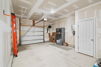 Spacious Garden Home with a private garage and a back porch - photo 40
