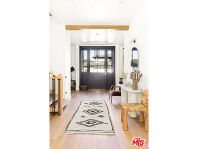 Celebrity-owned organic modern farmhouse on a quiet cul-de-sac - photo 3