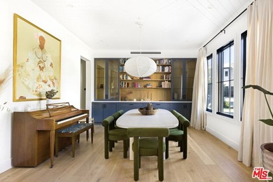 Celebrity-owned organic modern farmhouse on a quiet cul-de-sac - photo 4