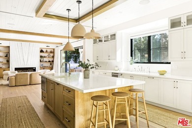 Celebrity-owned organic modern farmhouse on a quiet cul-de-sac - photo 8
