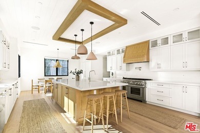 Celebrity-owned organic modern farmhouse on a quiet cul-de-sac - photo 9
