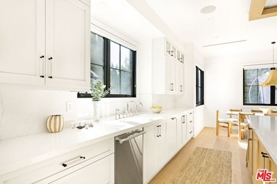 Celebrity-owned organic modern farmhouse on a quiet cul-de-sac - photo 10