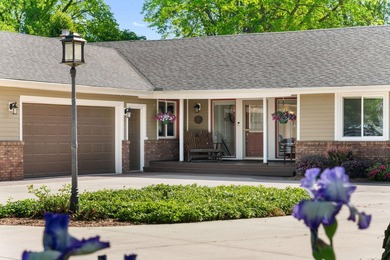 Waubeesee Lake Living at its Finest! Full 1 Acre Lot has 140ft - photo 5