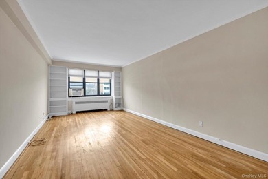 Large One Bedroom One Bath at the Townhouse Place Complex. This - photo 2