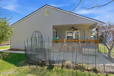 Welcome to this well-maintained Bay Breeze model in the - photo 24