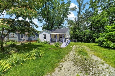 Welcome to 1406 Collegeview Drive! This 2 bed 1 bath home is - photo 2