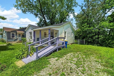Welcome to 1406 Collegeview Drive! This 2 bed 1 bath home is - photo 4