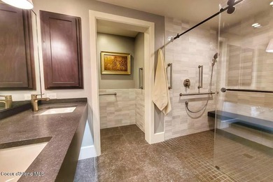 Experience the textures and warmth of refined waterfront living - photo 17